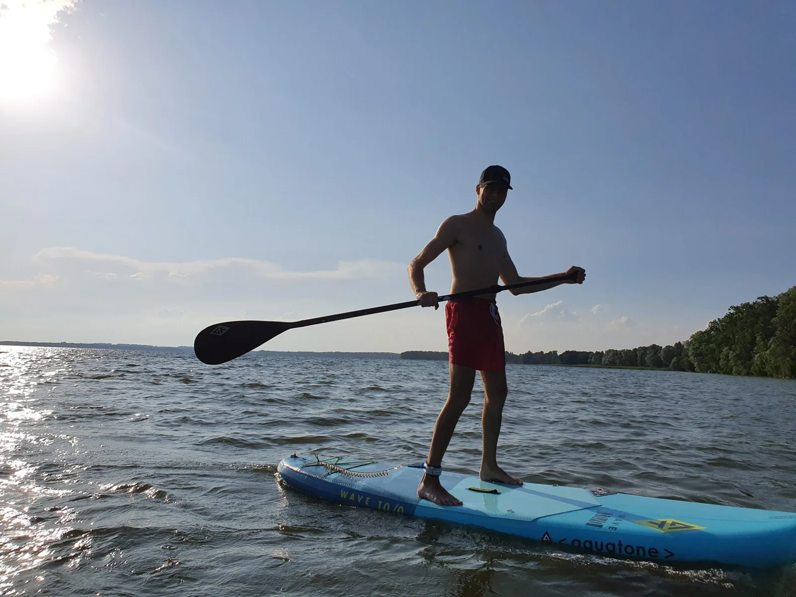 SUP laua rent Tartus, sõitja aerulaual veekogul